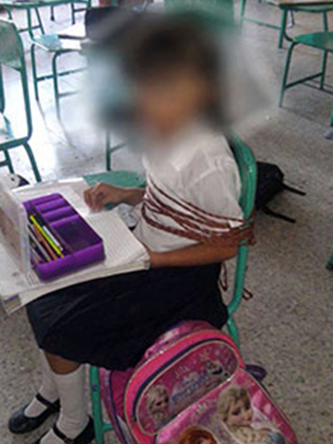 Garota mexicana é amarrada em cadeira de sala de aula, a pedidos da própria mãe