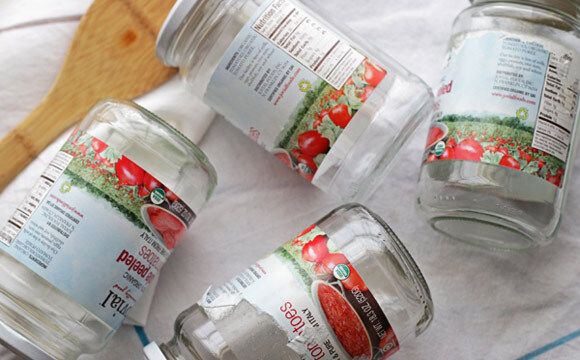 Dicas caseiras ajudam a retirar o resto de cola que fica nas embalagens de vidro e de plástico (Foto: Reprodução/Don’t Waste the Crumbs)