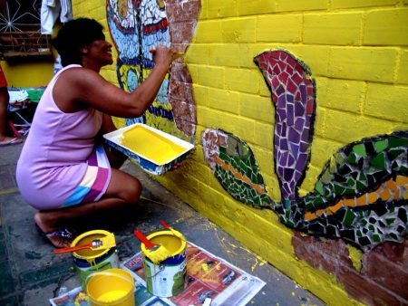 Ação voluntária quer transformar visual de favela