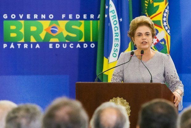 ‘O que está em curso é um golpe contra a democracia’, disse a presidente Dilma Rousseff em encontro com juristas