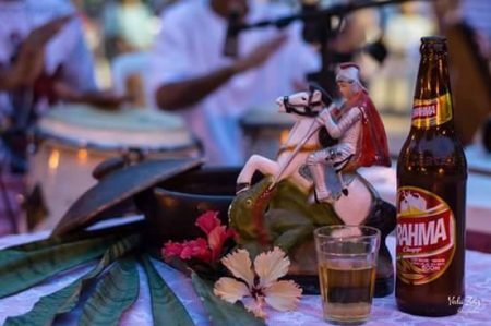 A feijoada é o combustível dos sambistas da festa em homenagem ao santo