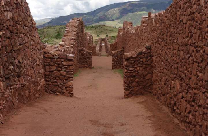 Também no Valle Sagrado, Pikillacta tem origem pré-inca e os paredões são de impressionar qualquer um. Conheça mais.