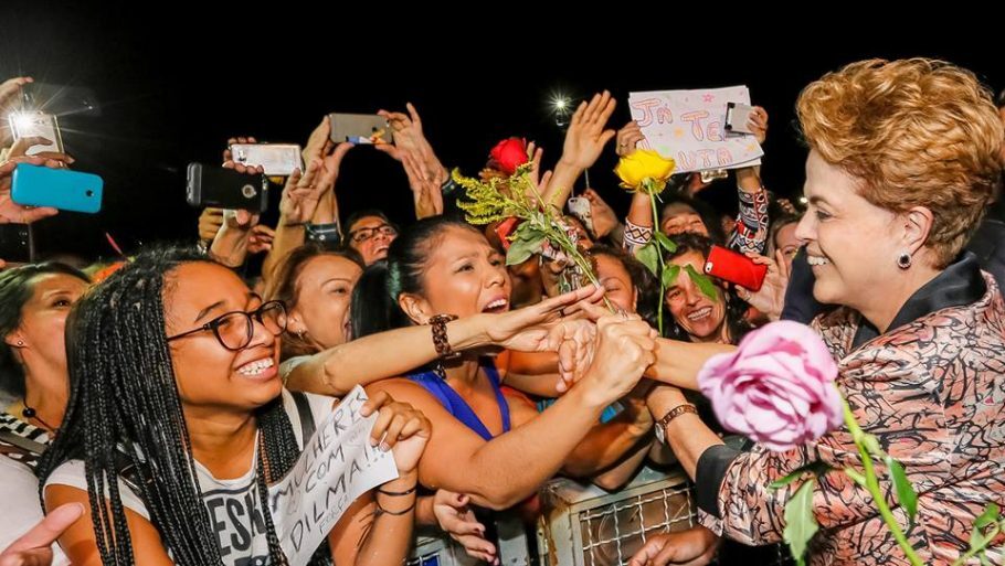 Dilma foi recebida pelas manifestantes com flores e abraços