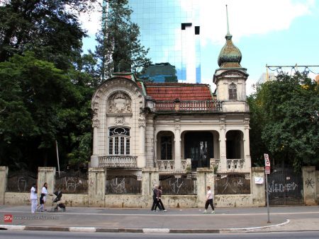 Casarão em meio a prédios modernos recebe neste final de semana intervenção artística de recuperação de seus muros