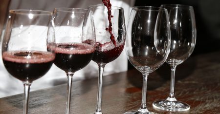 Bar comemora o Dia Mundial do Malbec com degustação gratuita de vinhos
