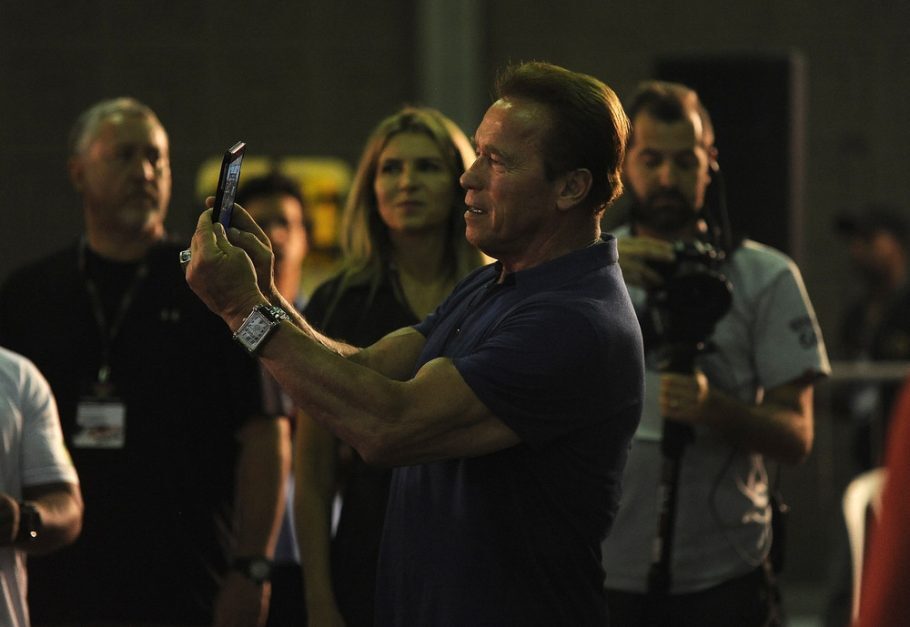 Arnold Schwarzenegger faz uma selfie. Foto: Fábio Teixeira