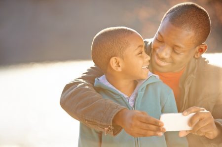 É um bom papel retirar o celular das crianças?