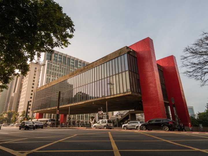 Museu de Arte de São Paulo Assis Chateaubriand (Masp) - Localizado na Avenida Paulista, é um dos cartões postais da cidade. Possui entrada gratuita às terças-feiras das 10h às 18h. Vai lá? Então, tire uma foto, publique no seu Facebook ou Instagram, e marque a hashtag #catracasp
