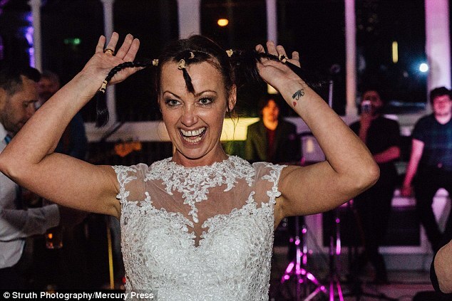 Joan Lyons raspou a cabeça no dia de seu casamento para homenagear noivo com câncer terminal