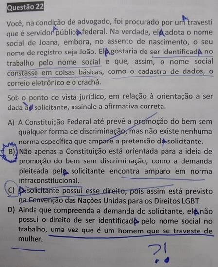 Um candidato alterou os pronomes usados na questão