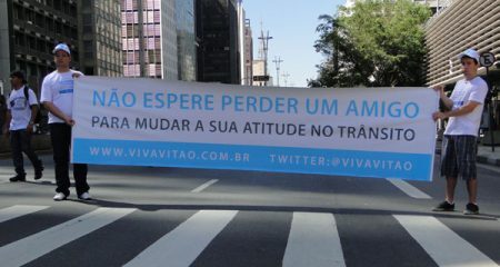 Amigos e familiares manifestam contra a impunidade no trânsito