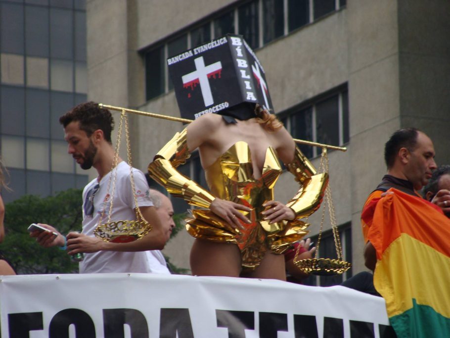 A modelo Viviany Beleboni na 20ª Parada do Orgulho LGBT 