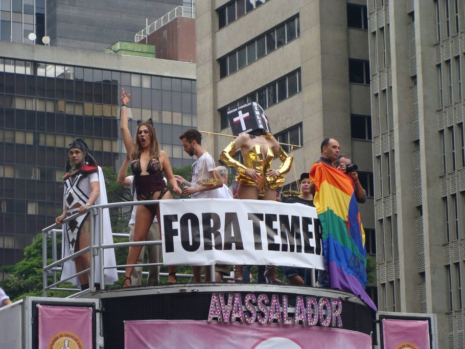 A modelo transexual Viviany Beleboni protesta contra a bancada evangélica na 20ª Parada do Orgulho LGBT 