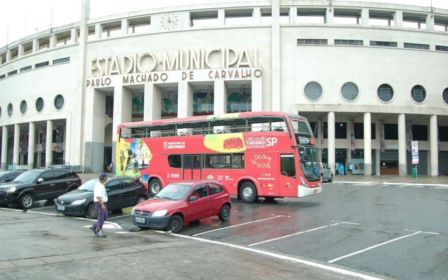 O Estádio do Pacaembu é uma das paradas do ônibus