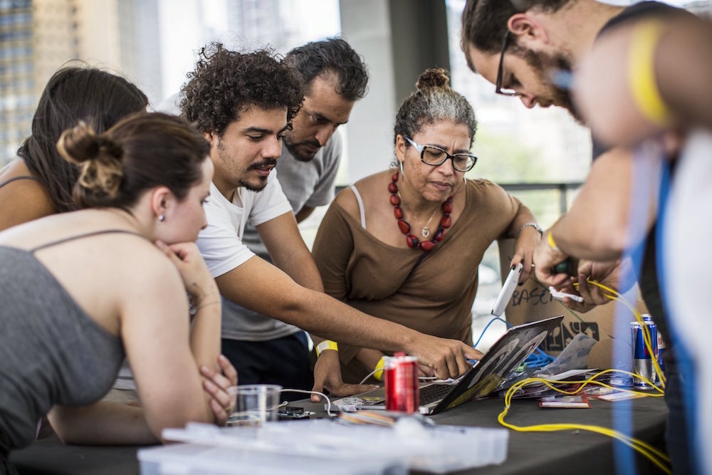 Participantes trabalham no Red Bull Basement 2015. Evento gerou um projeto que mapeou espaços de São Paulo que auxiliam moradores de rua.