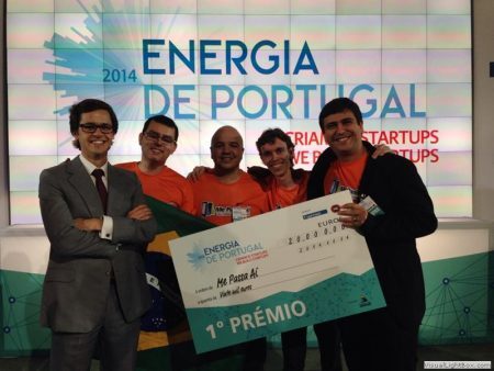 Fundadores da Me Passa Aí logo após o recebimento do prêmio Energia de Portugal.