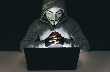 Anonymous anunciam caça aos estupradores de garota fluminense