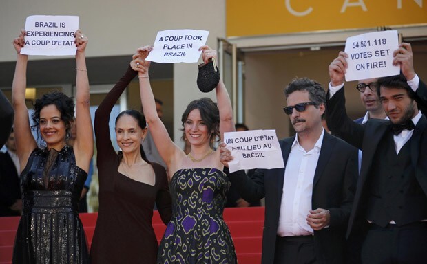 Elenco de “Aquarius” protesta em Cannes contra o impeachment de Dilma Rousseff. Você concordaria em boicotar o filme? Responda abaixo na enquete