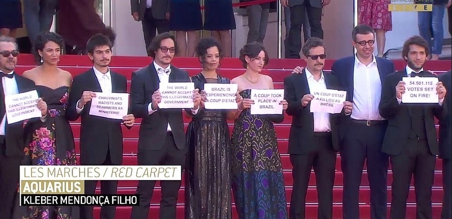 Equipe do filme ‘Aquarius’ protesta contra governo interino Temer em Cannes