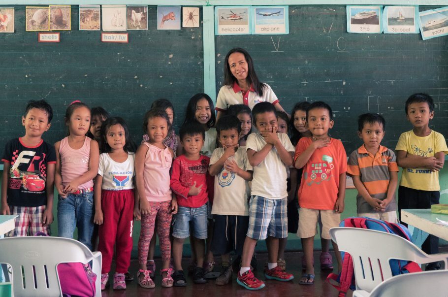 Professora Cielo B. Reyes e seus alunos nas Filipinas