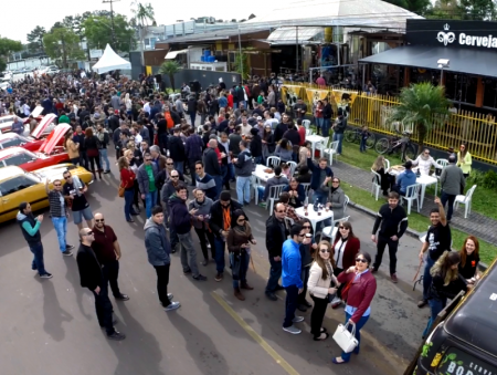 Festival ocupa rua em frente à fábrica de cerveja Bodebrown