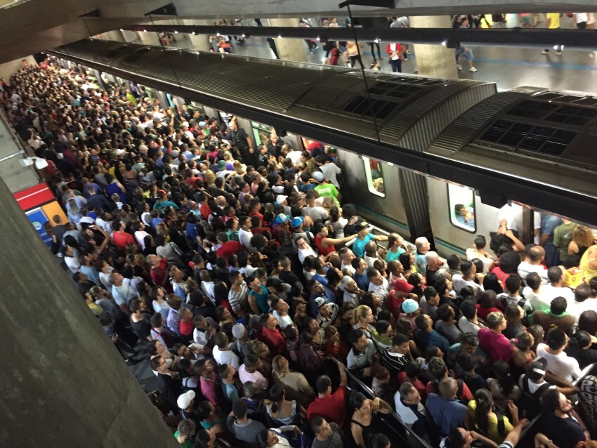 Passageiros lotam plataforma da estação Sé do metrô, no centro de São Paulo; casos de abuso sexual nos trens têm aumentado na cidade
