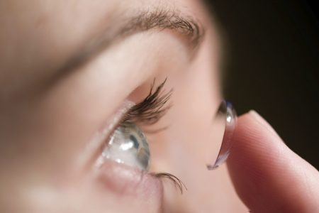 Confira os cuidados aos usar lentes de contato