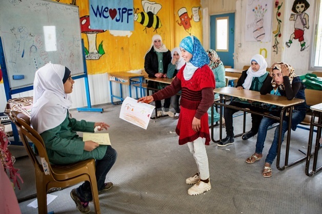 A jovem está transformado a vida das meninas no campo de refugiados