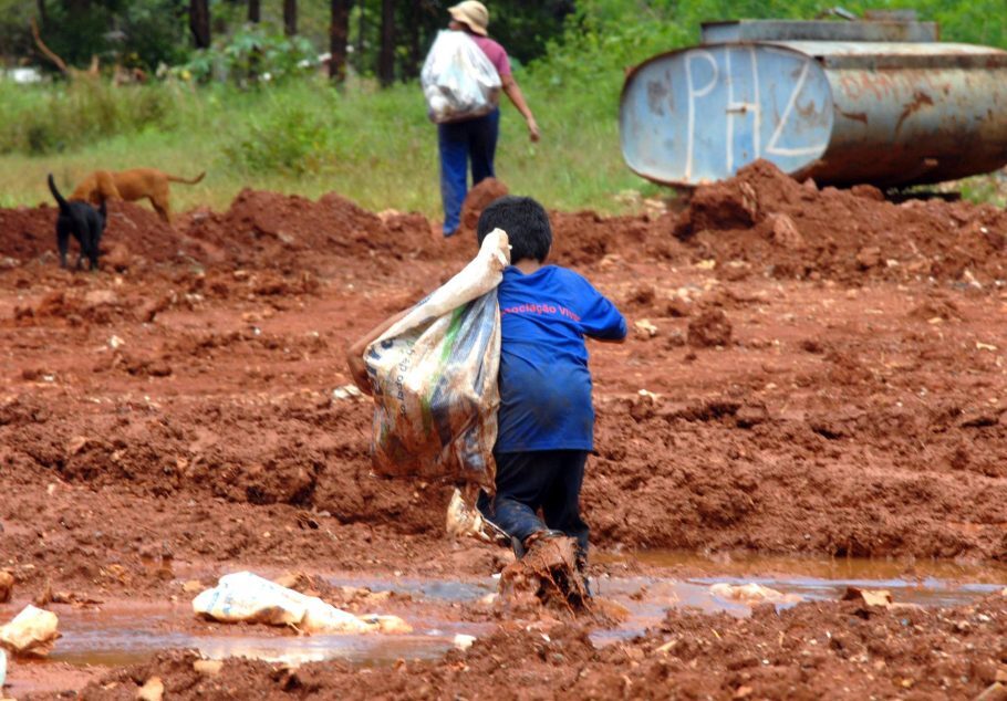 O trabalho infantil ainda é muito presente no país