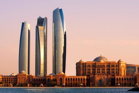 Capital Abu Dhabi é marcada pelo contraste entre o tradicional e o moderno