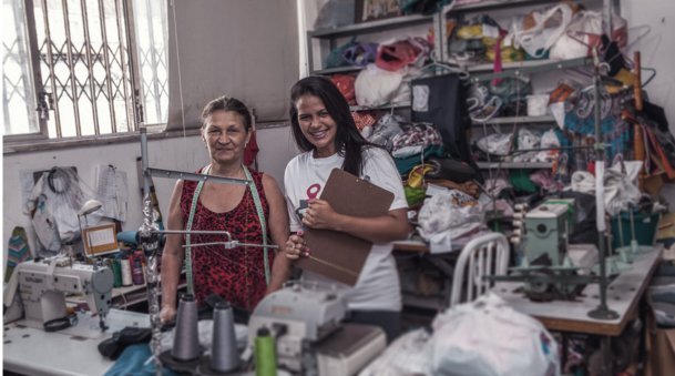 Um cartógrafa urbana mapeia um pequeno comércio em comunidade carioca