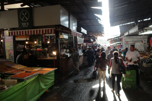 Mercado de rua, o melhor lugar para comer hommus!