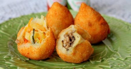 São servidas coxinhas de diversos sabores, pasteis, lanches e muitas gostosuras