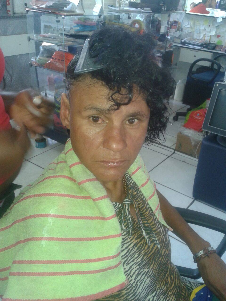 Adriana, moradora encontrada por Sandra, cortando o cabelo no salão.