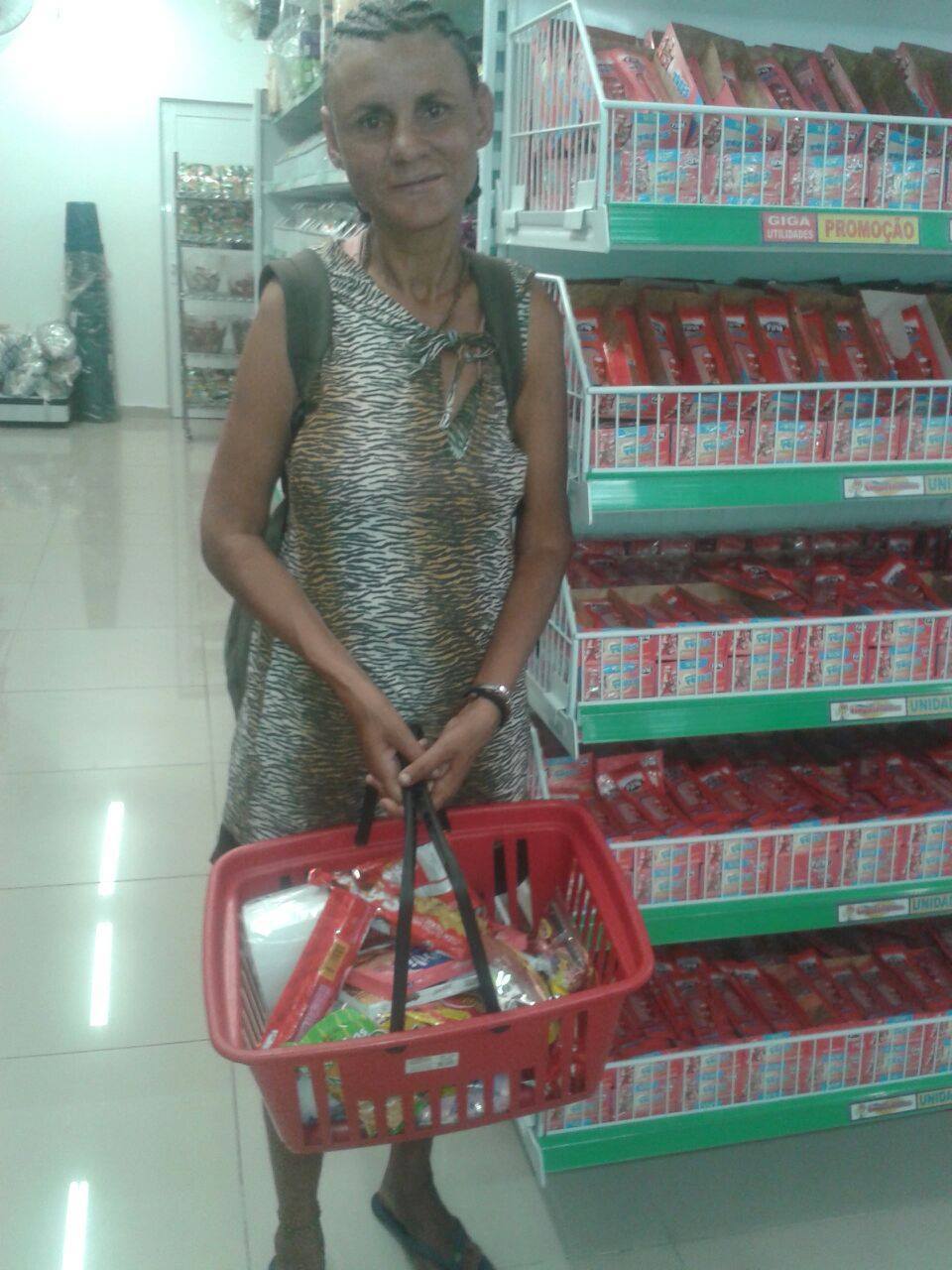 Após a sessão de beleza, Sandra foi fazer compras no mercado.