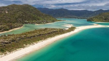 Praia de Awaroa, no Parque Nacional Abel Tasman