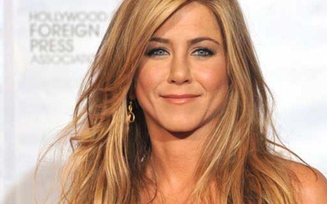 A eterna Rachel da série “Friends”, Jennifer Aniston já afirmou que é fuma: “Eu curto de vez em quando. Não há nada de errado nisso. Tudo com moderação. Eu não me definiria como maconheira. Não é como cheirar cocaína ou injetar heroína” afirmou.