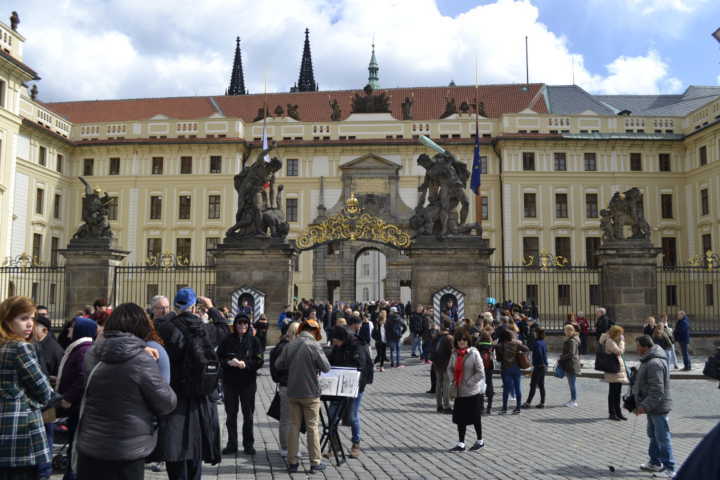 Entrada do Castelo de Praga, um dos cartões-postais da capital tcheca