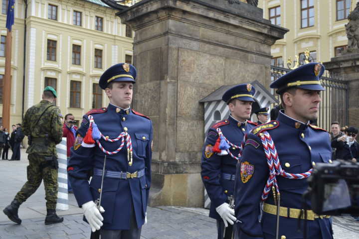 A troca da guarda do castelo de Praga é uma das atrações