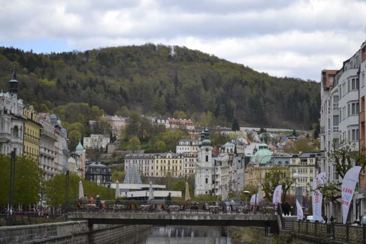 Vista de Karlovy Vary é famosa por suas águas medicinais desde a Idade Média