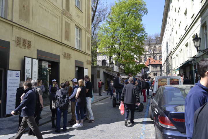 Turistas no bairro judeu, um dos locais mais visitados de Praga