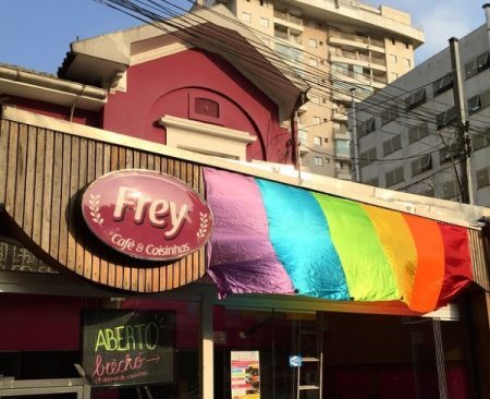 Aberto há quatro anos, estabelecimento reúne público LGBT na rua Frei Caneca (SP)