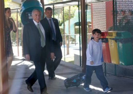 Michel Temer e o filho no primeiro dia de aula