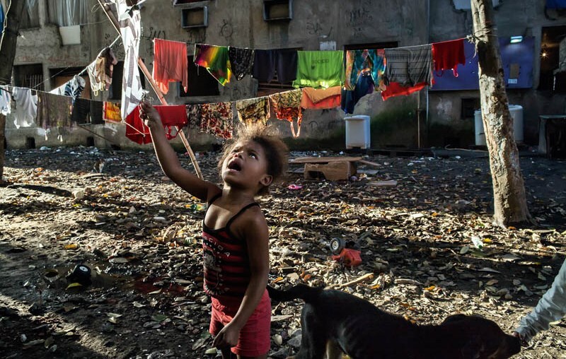 Foto da série “Copacabana Palace”, que mostra a vida de famílias sem teto no Rio