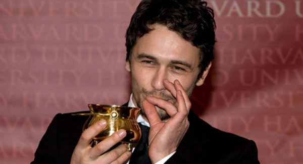 Um dos protagonistas de uma comédia que tem como roteiro o tráfico de maconha, James Franco afirmou que não vê diferença entre fumar maconha ou tomar cerveja. Ele admitiu dar uns “pegas” as vezes.