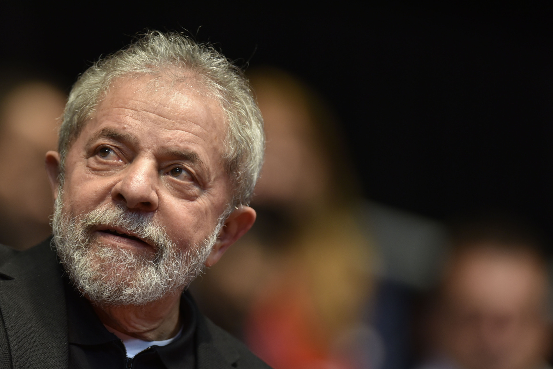 Lula: Fez cirurgia espiritual sem corte em pelo menos três encontros com o médium, em São Paulo, como tratamento contra um câncer de laringe.