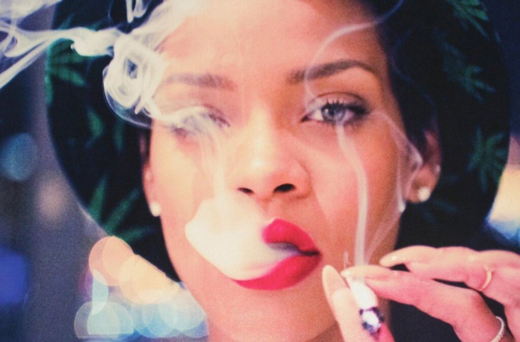 Rihanna, que também já teve fotos divulgadas incendiando a babilônia, chegou a apavorar as amigas. Katy Perry já chegou a dizer que a amiga fuma “muita” maconha.