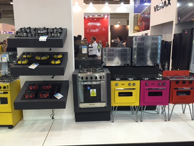 Eletrodomésticos de diferentes cores