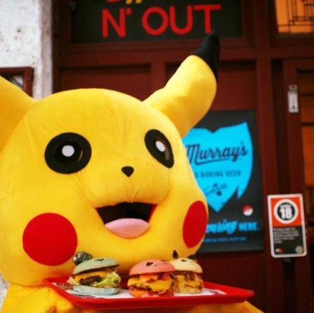 Pikachu gigante segura os Pokéburg’s do restaurante Down-N-Out.