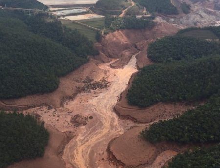 Na tarde de 5 de novembro de 2015, rompimento da barragem de Bento Rodrigues (MG) provocou a morte de dezenas